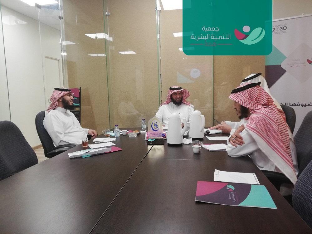 لقاء الإدارة التنفيذية مع أ. عبدالله العريفي حول مبادرات البرامج المهنية
